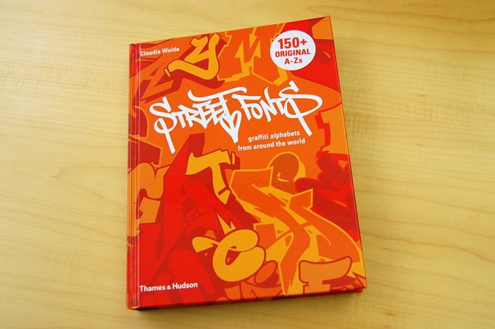 Популярна книга STREET FONTS