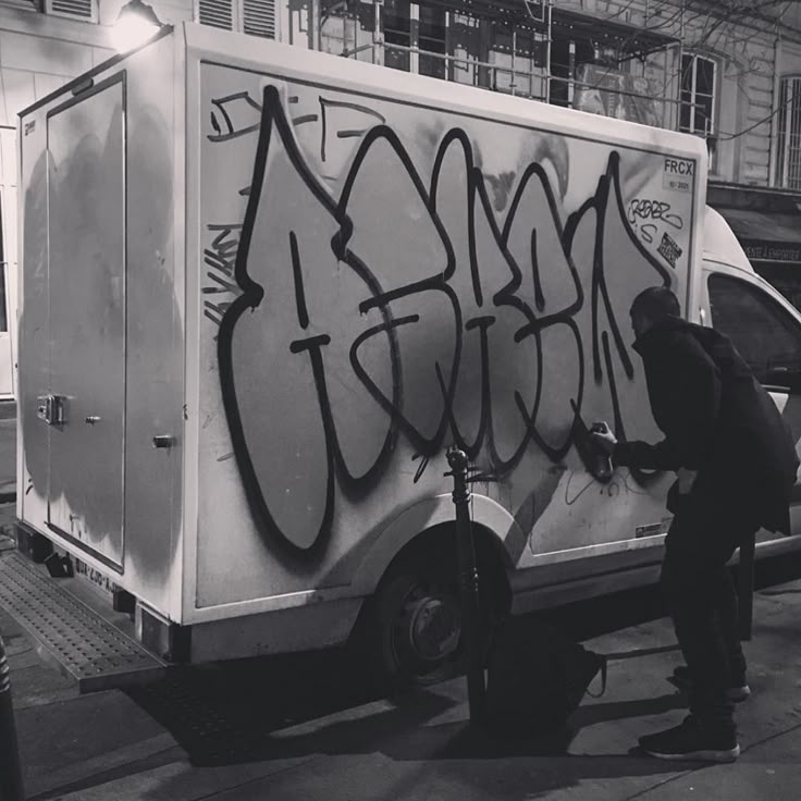 Кенс шоп - професійні матеріали для графіті від cans.com.ua: широкий вибір фарб і маркерів, ексклюзивні товари та спільнота митців