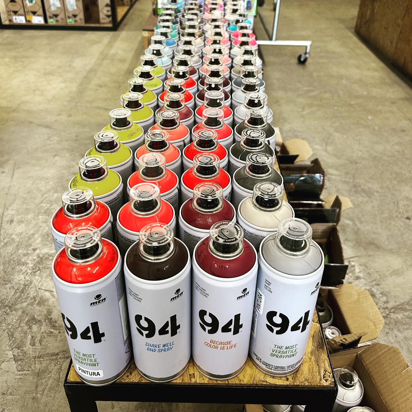 Магазин CANS.COM.UA - фарба для графіті купити, аерозольна фарба в балончиках для тканини, фарба для тканини в балончиках недорого, професійні матеріали для розпису тканин 